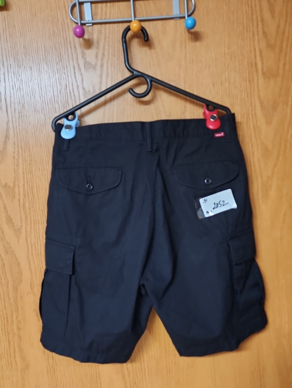 Levi's Black Cargo Shorts with Rear Flap Pockets mens 31 number 2052
